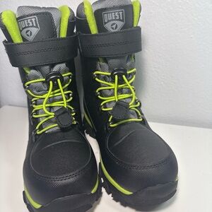 Quesr Kids Black and Green Boots waterproof 3M thinsulate